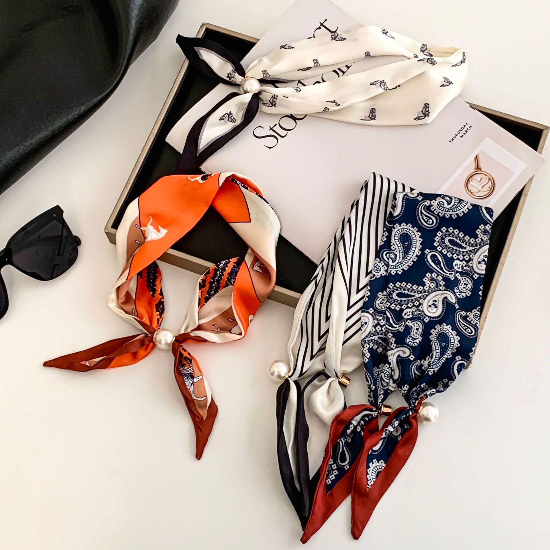 Cashew Flower Silk Scarf Effor - Pearl Trim Chain ulasan dan harga